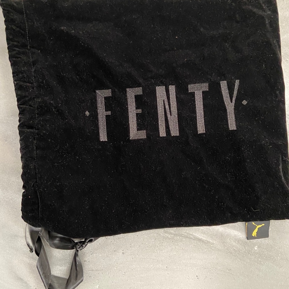Fenty dust bag. Perfect just dusty lol